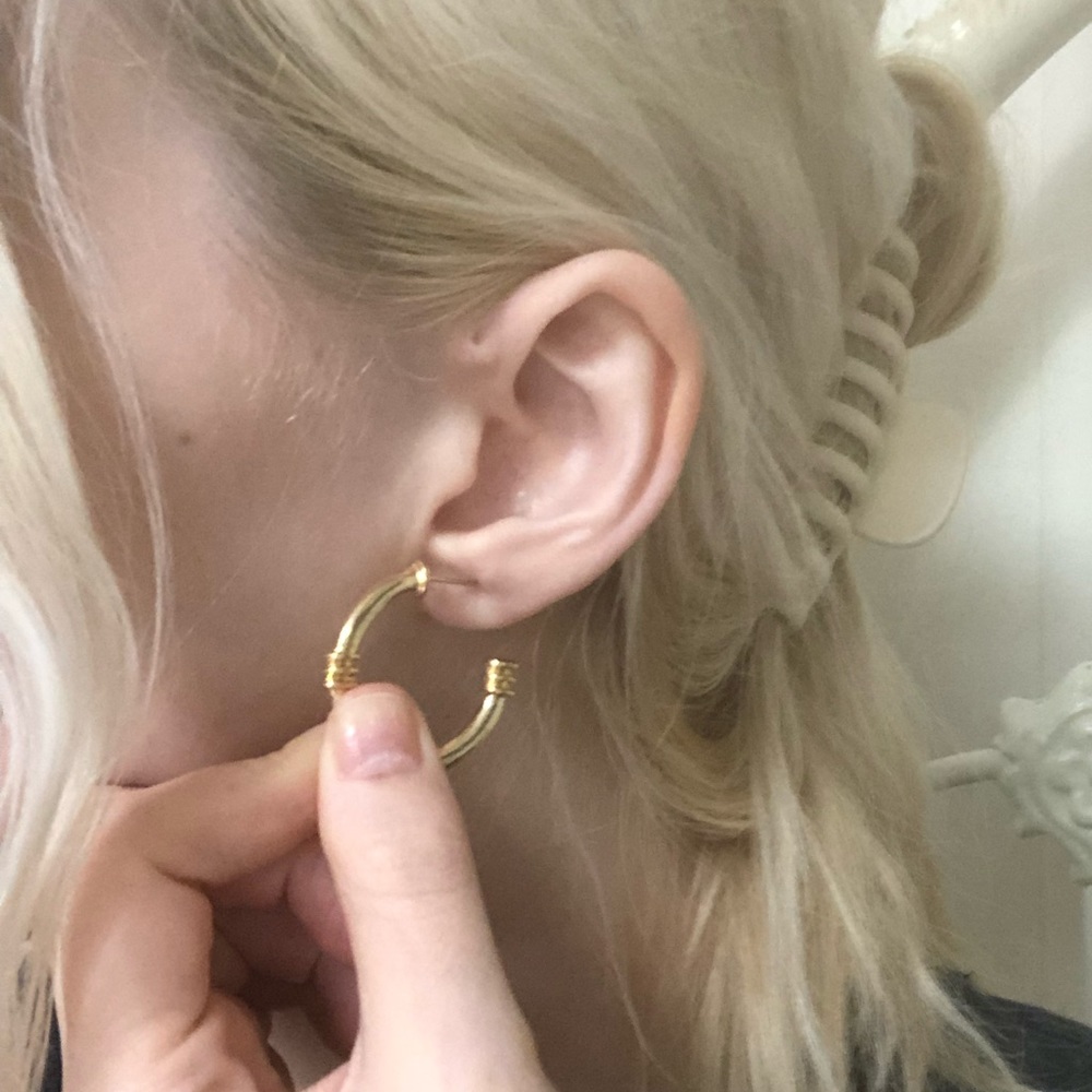 NWT gold open accent hoop earrings - Picture 4 of 5